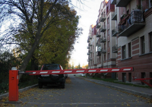 Шлагбаум является действенным способом защиты двора от парковки постороннего транспорта 