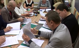 Владимир Милькин (на переднем плане) регулярно принимает участие в заседании Совета депутатов