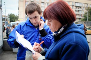 Единороссы собирают подписи жителей за обустройство в Москве новых зон отдыха в шаговой доступности