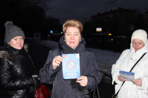 Татьяна Кабанова раздала жителям специальные пакеты для уборки за питомцами 