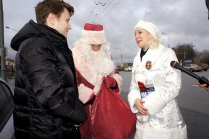 Переодетые в костюмы Деда Мороза и Снегурочки полицейские поздравляли водителей с наступающими праздниками