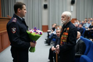 Личный состав УВД по ЮАО поздравил ветерана Великой Отечественной с 91-летием