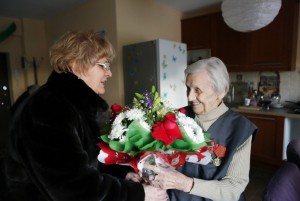 Флора Тюрина (слева) лично поздравила ветерана 