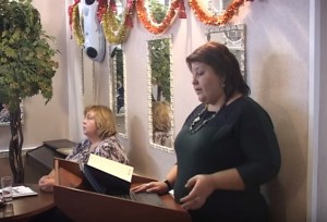 Ольга Мельникова ( на переднем плане) рассказала жителям об итогах работы в 2015 году 