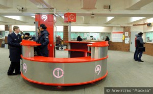 Для удобства пассажиров столичной подземки на нескольких станциях откроют инфостойки «Живое общение»