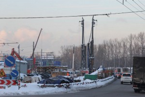 Строители завершают бетонирование опор эстакады на Липецкой улице в ЮАО
