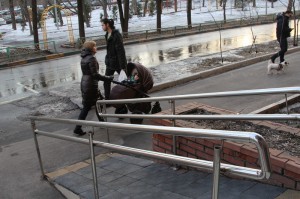 Семь откидных пандусов установили в подъездах Донского района