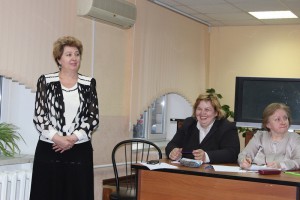 Глава муниципального округа Донской Татьяна Кабанова (слева) поздравила жителей с 8 марта