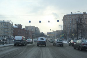 «Переобувать» свой транспорт к лету пока не советуют московским автомобилистам