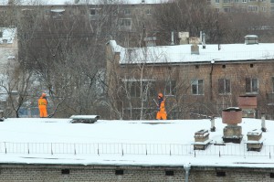 В зимний период диспетчерские службы оперативно расчищали улицы и убирали крыши 