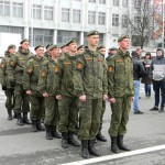 Бойцы показали школьникам солдатскую выправку 