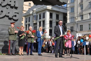 На Автозаводской площади у памятника ополченцам Пролетарского района прошёл митинг ко Дню Победы 