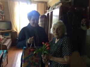 Татьяна Кабанова (слева) вручила ветеранам цветы и подарки 