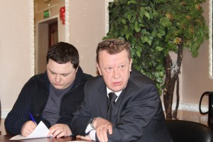 Депутат муниципального округа Донской Владимир Милькин (справа) 