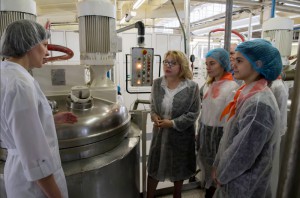  Главный технолог производства рассказывает Елене Паниной и школьникам процесс приготовления косметического крема