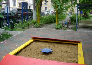 На площадку на Варшавском шоссе завезли песок высшего качества 