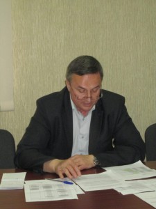 Перед собравшимися с докладом выступил директор ГБУ "Жилищник Донского района" Андрей Крюков