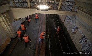 Ремонтные работы на одной из станций метро в Москве 