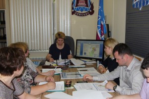Депутаты рассматривают документацию одного из проектов 
