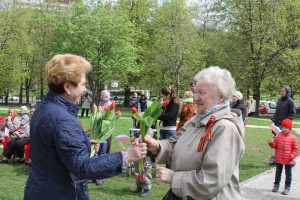 Глава МО Донской Татьяна Каабанова дарит цветы ветеранам