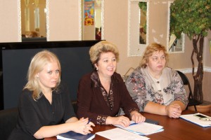 Татьяна Кабанова (в центре)  рассказала о реализации программы комплексного благоустройства района