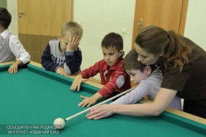 Дети из ЮАО учатся играть в боулинг 