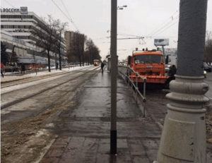 Очищенные от снега трамвайные пути