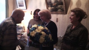 Татьяна Кабанова (крайняя справа) приняла участие в поздравлении ветерана 