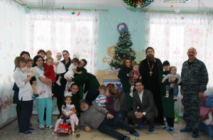 Сотрудники социального центра святителя Тихона с детьми 
