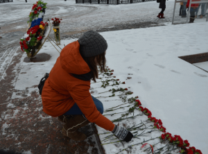 Студенты МГУДТ возложили цветы у мемориала Победы