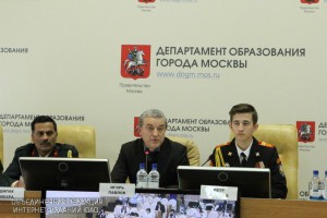 Замруководителя Департамента образования Игорь Павлов (в центре)
