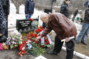 Возложение цветов к памятнику детям-узникам фашистских лагерей