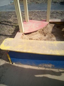 Песочницу на детской площадке починили в срок