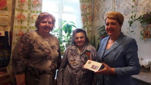 Глава муниципального округа Татьяна Кабанова (справа) поздравила ветеранов