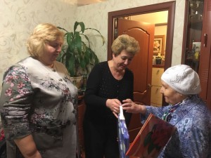 Галина Зайковская и Татьяна Кабанова поздравляют жительницу района 