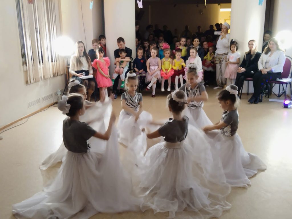 Праздничное мероприятие «Танцевальный букет» организовал ДСЦ «Мир молодых». Фото: страница ДСЦ «Мир молодых» в социальных сетях