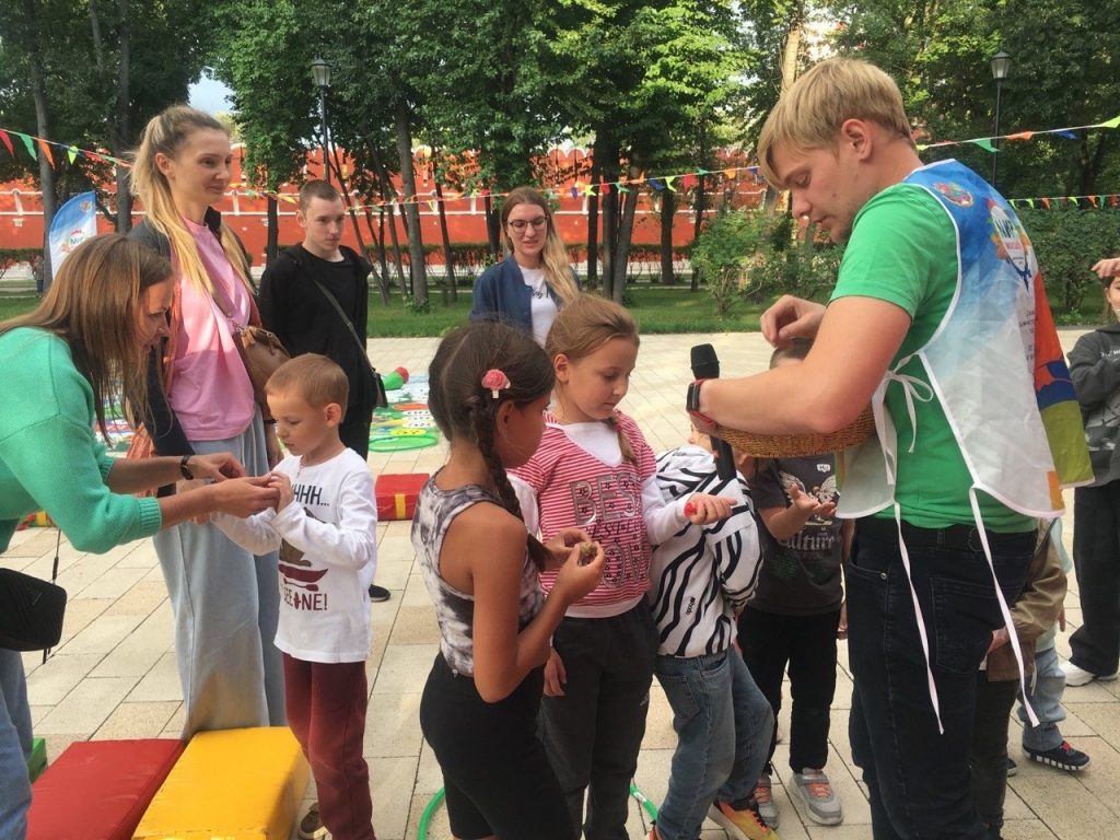 В жизни только спорт: сотрудники ДСЦ «Мир Молодых» провели для жителей района развлекательное мероприятие. Фото: страница ДСЦ «Мир Молодых» в социальных сетях