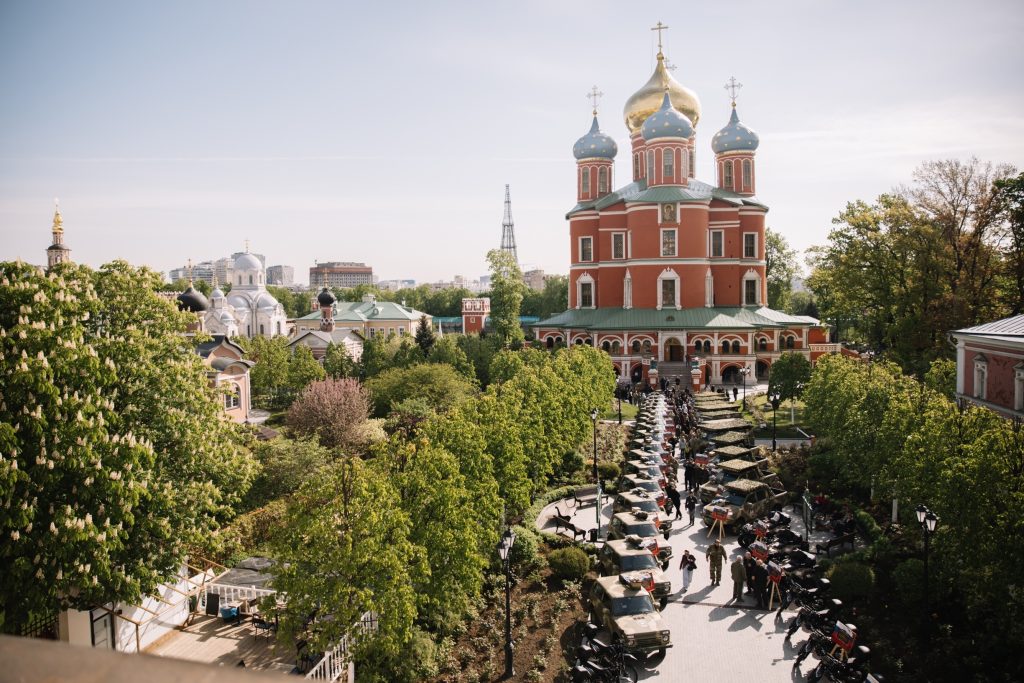 Технику для отправки на СВО осветили в Донском монастыре. Фото: страница Донского монастыря в социальных сетях