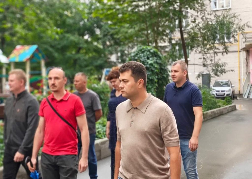 Плановый обход с представителями управы прошел в Донском районе. Фото: страница управы Донского района в социальных сетях.