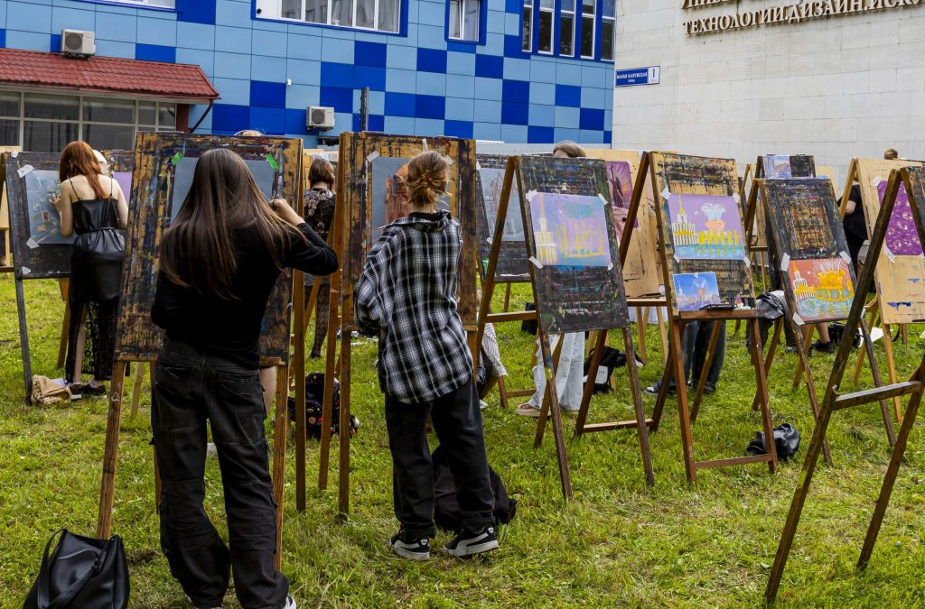 Представители РГУ имени Алексея Косыгина организовали арт-спринт ко Дню города. Фото: официальный сайт РГУ имени Алексея Косыгинга