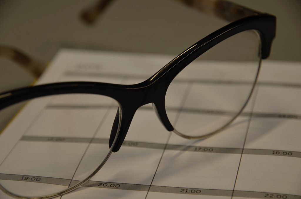 Сотрудники библиотеки №164 организуют встречу клуба любителей документальных фильмов. Фото: Анна Быкова, «Вечерняя Москва»