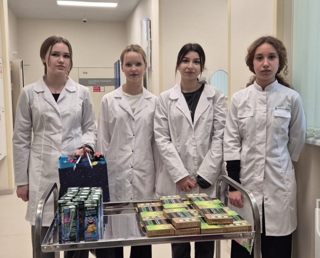 Студенты Медицинского колледжа №1 организовали акцию к Междунардному дню пожилых людей. Фото: страница Медицинского колледжа №1 в социальных сетях