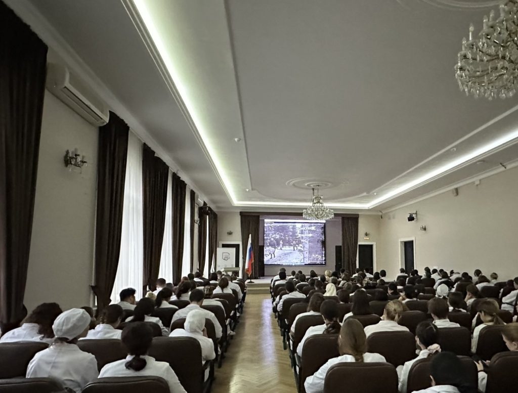 Показ документального фильма о врачах состоялся в Медицинском колледже №1. Фото: страница Медицинского колледжа №1 в социальных сетях