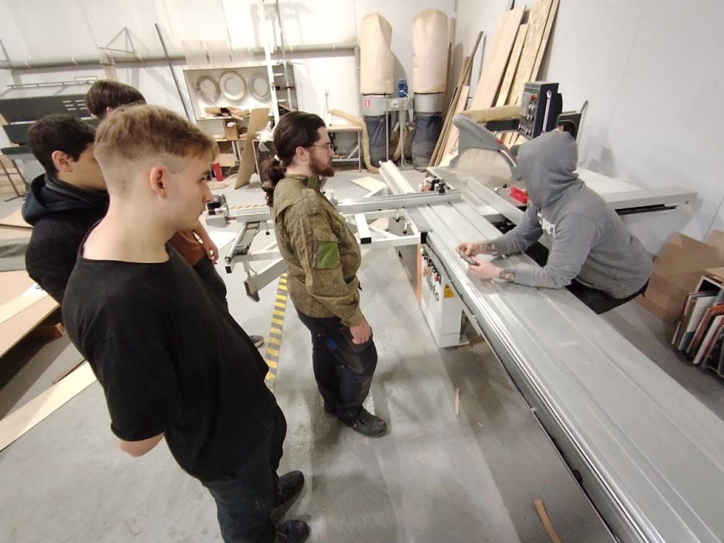 Студенты КАДРа №26 посетили деревообрабатывающее предприятие. Фото: страница КАДРа №26 в социальных сетях