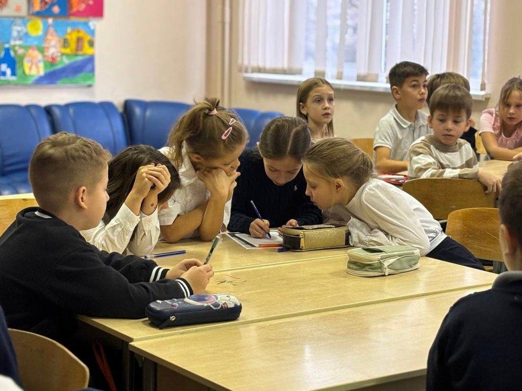 Посвященный России квиз состоялся в школе №630. Фото: страница школы №630 имени дважды Героя Советского Союза Григория Кравченко в социальных сетях