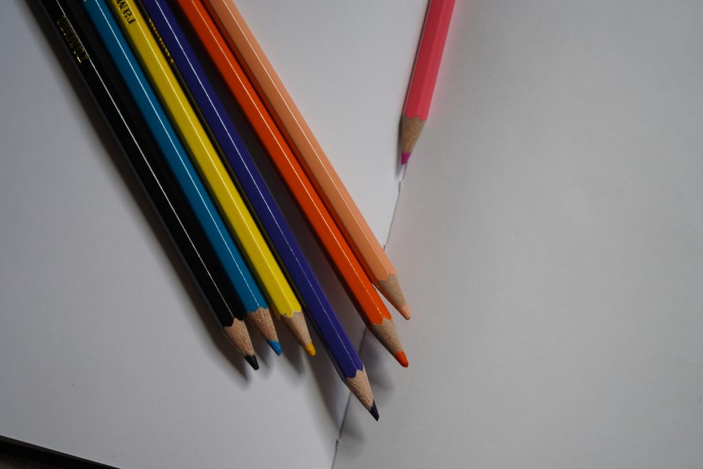 Представители библиотеки №161 организуют мастер-класс для детей. Фото: Анна Быкова, «Вечерняя Москва»