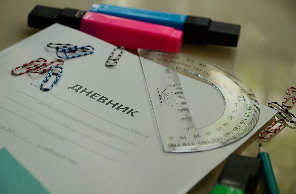 Сотрудники школы №630 организуют день открытых дверей. Фото: Анна Быкова, «Вечерняя Москва»