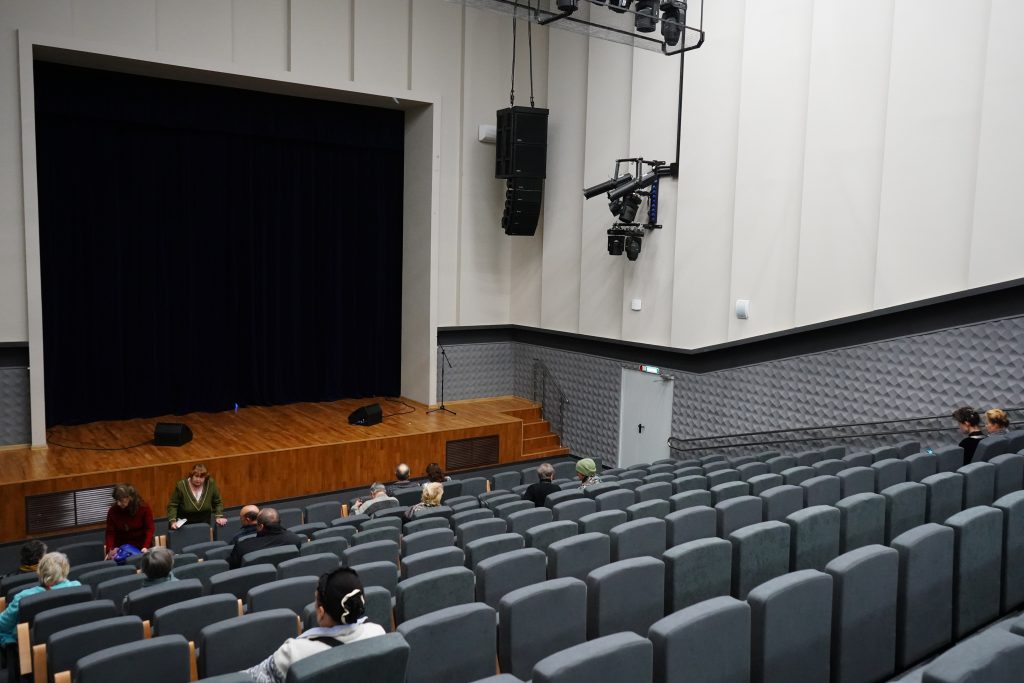 Сотрудники управы Донского района анонсировали спектакль в честь Дня студента. Фото: Анна Быкова, «Вечерняя Москва»