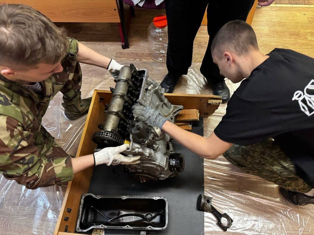 Ученики школы №630 запустили проект по изучению работы двигателя внутреннего сгорания. Фото: официальная страница школы №630 имени дважды Героя Советского Союза Григория Кравченко в социальных сетях