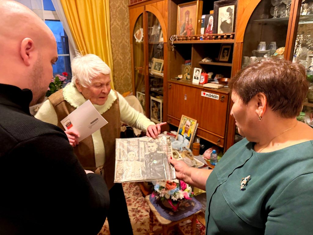 Ветерану Великой Отечественной войны из Донского района вручили личное поздравление от Президента РФ Владимира Путина. Фото: официальная страница управы Донского района в социальных сетях